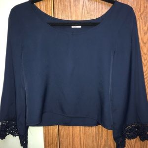 Bell sleeve long sleeve cropped shirt